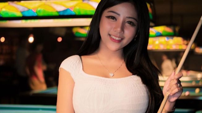 Gemar Foto Seksi, Begini Cantiknya Velorina Elsatya saat Pakai Kaus Timnas Indonesia