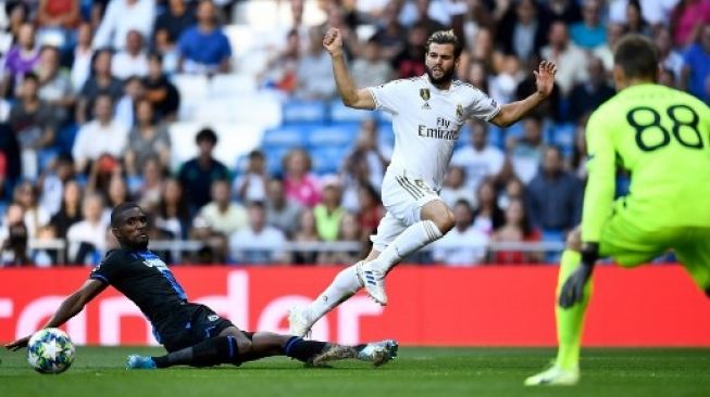 Bek Real Madrid Nacho Fernandez (tengah) saat menghadapi Club Brugge di Liga Champions. OSCAR DEL POZO / AFP