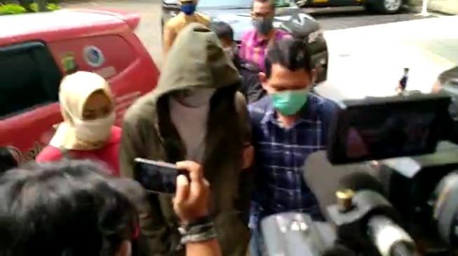 Dwi Sasono mengenakan jaket parka hijau abu-abu, saat tiba di RSKO, Selasa (9/6/2020). [Ismail/Suara.com]