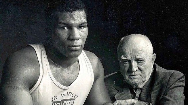 Mike Tyson muda bersama mendiang pelatih legendaris dunia Cus D'Amato. [Instagram@miketysontv]