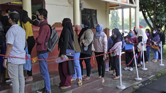 Sejumlah warga antre untuk mengurus pembuatan Kartu Pencari Kerja (Kartu Kuning) di Kantor Dinas Tenaga Kerja Kota Serang, Banten, Selasa (9/6/2020).  [ANTARA FOTO/Asep Fathulrahman]