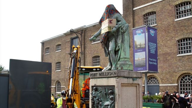 Pekerja pemerintah kota London menurunkan patung pemilik dan pedagang budak Robert Milligan setelah disepakatinya petisi di distrik West India Quay, London, Inggris pada 9 Juni 2020. [Foto/Anadolu Agency]