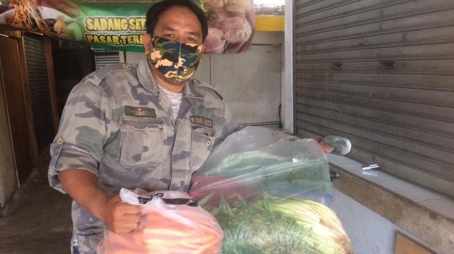 Kisah Pedagang Pakaian Beralih Jadi Penjual Sayur di Pasar Sadang Serang