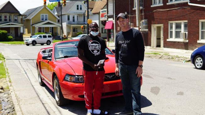 Antonio gwynn dengan mobil barunya. (Facebook/Matt Block)