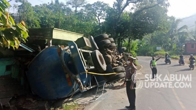 Terguling Akibat Pecah Ban, Truk Kapur Timpa 3 Rumah di Cibadak