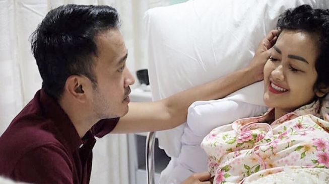 Ruben Onsu menjenguk Julia Perez di rumah sakit. [Instagram]