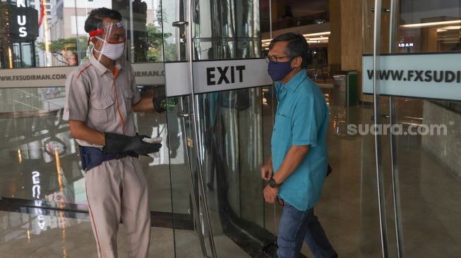 Petugas membersihkan lift saat simulasi pembukaan FX Sudirman, Jakarta Pusat, Selasa (9/6). [Suara.com/Alfian Winanto]