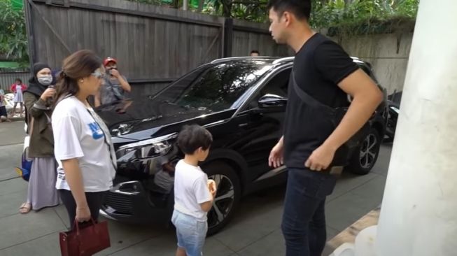 Rafathar bingung mobilnya hilang (Youtube)