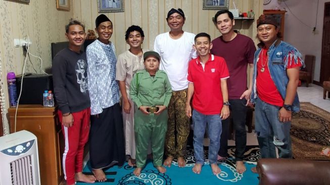 Sejumlah artis yang ikut membintangi serial komedi Kampung Ember. [Instagram]