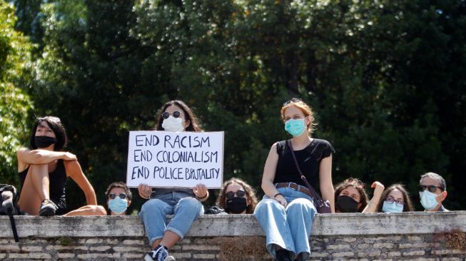 Aksi demonstran tuntut kematian George Floyd di Italia. (Anadolu Agency/Riccardo De Luca)