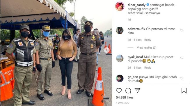 Pose Dinar Candy bersama petugas (Instagram-dinar_candy)