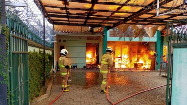 Lupa Matikan Kompor, Rumah di Kramat Jati Jakarta Timur Kebakaran