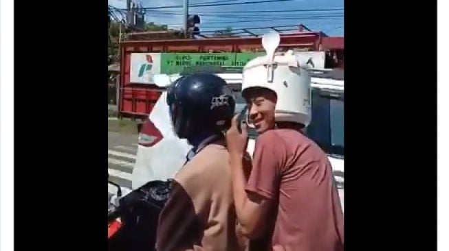 Viral, Pemotor Pakai Helm dari Rice Cooker Bikin Warganet Ngakak