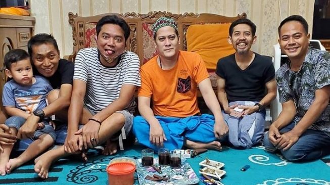 Gus Anom bersama Yadi Sembako, Idan Separo, Udin Penyok dan Murfi Sembako. [Instagram]