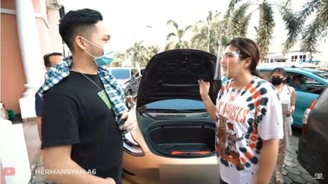 Azriel Hermansyah dibelikan mobil mewah jenis Tesla oleh Ashanty. [YouTube A6 Hermansyah]