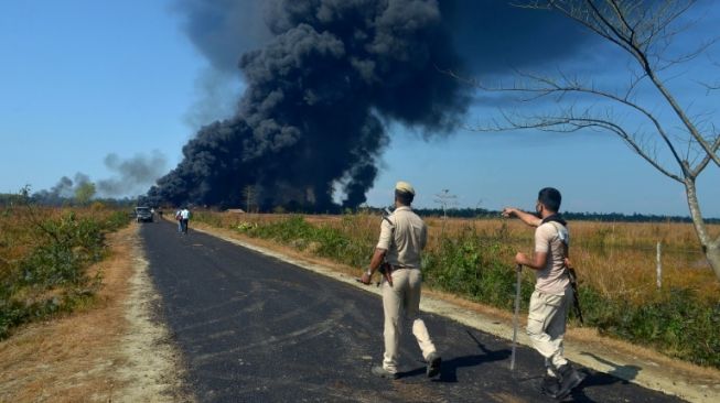 Polisi India meminta orang untuk pindah ke lokasi yang lebih aman setelah ledakan di fasilitas yang dioperasikan oleh Oil India Limited (OIL) milik negara di distrik Tinsukia di negara bagian Assam