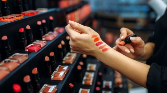 Belanja Makeup Rawan Bikin Kantong Bolong, Simak Tips Hemat Berikut Ini