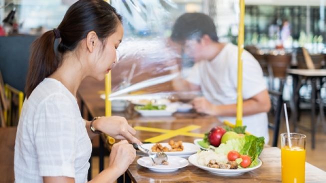 Ilustrasi makan di restoran saat new normal. (Shutterstock)