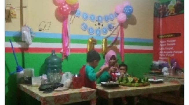 Rayakan Ultah di Warung, Anak Penjual Penyetan Bikin Warganet Baper Terharu