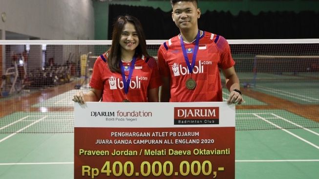 Pemberian bonus dari Djarum Foundation kepada Praveen Jordan/Melati Daeva Oktavianti atas prestasi menjuarai All England 2020. Seremoni dilakukan via daring lewat aplikasi Zoom, Kamis (11/6/2020). [Humas PBSI]