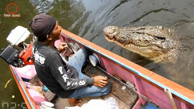 Pak Ambo dan buaya Riska (Screenshot Nyaman CHANNEL)