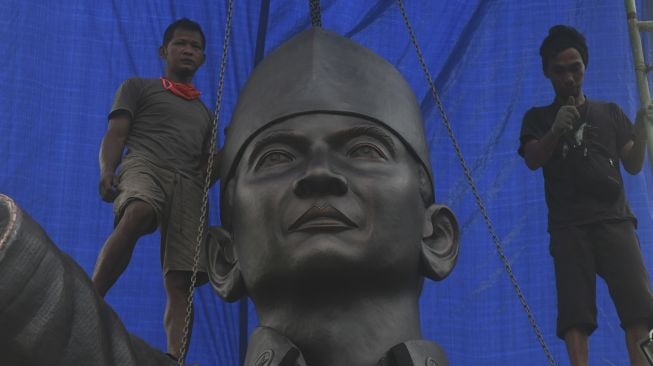 Pekerja memasang patung Presiden pertama sekaligus Proklamator Kemerdekaan Republik Indonesia (RI) Soekarno di Taman Gor di Palu, Sulawesi Tengah, Kamis (11/6). [ANTARA FOTO/Mohamad Hamzah]