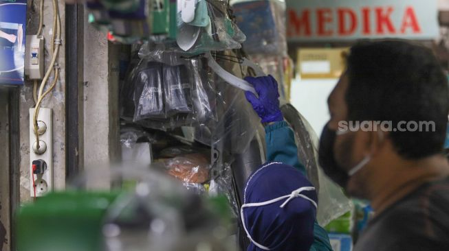 Pedagang memajang face shield di Pasar Pramuka, Jakarta Timur, Kamis (11/6). [Suara.com/Alfian Winanto]