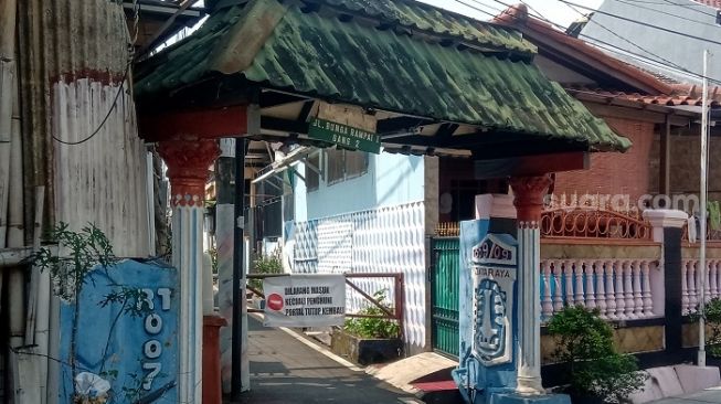 Penampakan gang di RW Zona Merah di Kelurahan Malaka Jaya, Duren Sawit, Jaktim yang ditutup portal. (Suara.com/Arga).