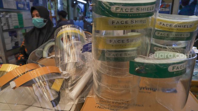 Tumpukan face shield yang dijual di di Pasar Pramuka, Jakarta Timur, Kamis (11/6). [Suara.com/Alfian Winanto]