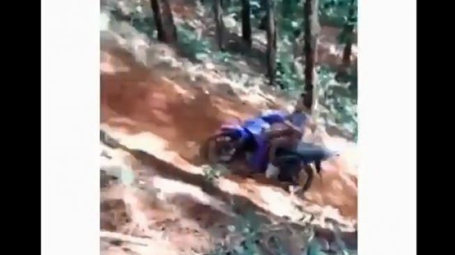 Kocak, Motor Bebek Permalukan Motor Trail Libas Tanjakan Curam