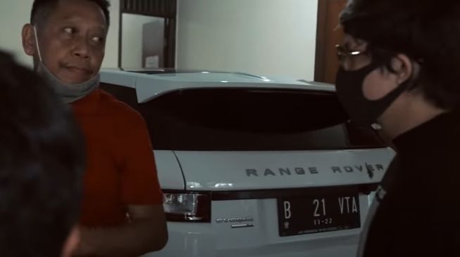 Range Rover berkelir putih di garasi TUkul Arwana (Youtube-Atta Halilintar)