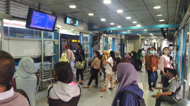 Suasanan penumpang Bus Transjakarta di dalam halte. (Suara.com/Tyo)