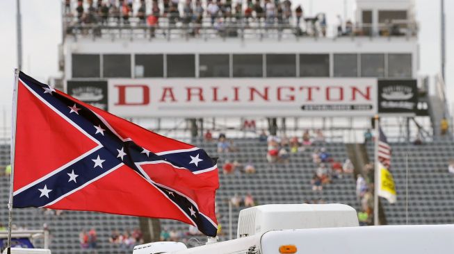 Bendera Konfederasi di ajang balap NASCAR.[Twitter/@hearenee33]