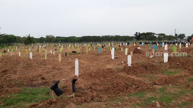 Penampakan kuburan jenazah Corona di TPU Tegal Alur, Jakarta Barat. (Suara.com/Bagaskara).
