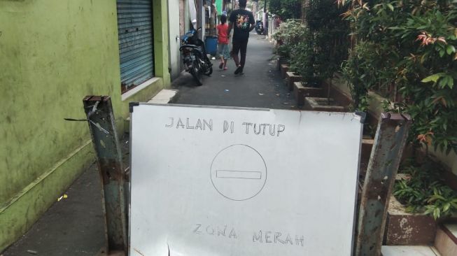 Cegah Penularan, Setiap Gang Tempat Tinggal Pasien Covid Ditutup Portal