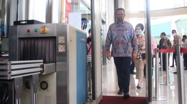 Gubernur DKI Jakarta Anies Baswedan meninjau kesiapan protokol kesehatan di emporium mall pluit, Jakarta Utara. (Suara.com/Fakhri Fuadi)