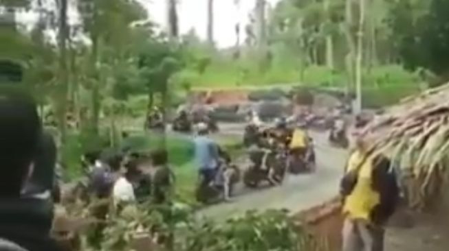 Viral Rombongan Pemotor Geber Mesin di Lokasi Wisata, Bikin Malu Bikers?