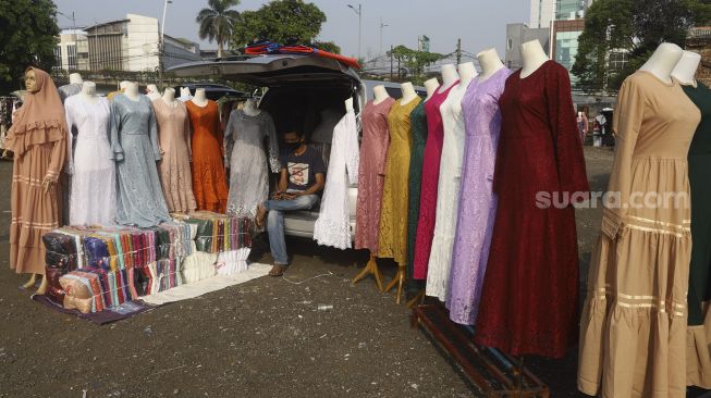 Pedagang menunggu pembeli di lapaknya di Pasar Tasik, Jakarta, Kamis (11/6).  [Suara.com/Angga Budhiyanto]