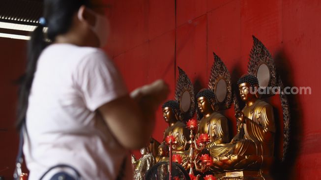 Seorang warga etnis Tionghoa sembahyang di Vihara Dharma Bhakti, Jakarta Barat, Kamis (11/6). [Suara.com/Angga Budhiyanto]