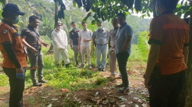 Gadis Cantik Bakar Diri di Kebun Sudah Dimakamkan Keluarga