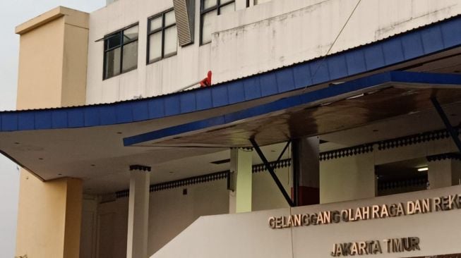 Takut Rapid Test Corona, Seorang Wanita Nekat Panjat Gedung GOR Ciracas