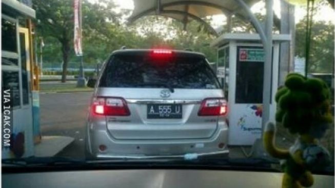 Ngawur bener dah pemilik mobil ini (1cak.com)