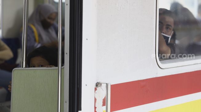 Sejumlah penumpang berada di dalam gerbong Kereta Rel Listrik (KRL) di Stasiun Tanah Abang, Jakarta, Jumat (12/6). [Suara.com/Angga Budhiyanto]