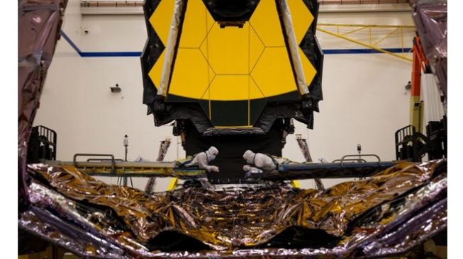 Teleskop James Webb Space tengah dipersiapkan di fasilitas Northrop Grumman, Redondo Beach California, Amerika Serikat [Northrop Grumman via Space.com].