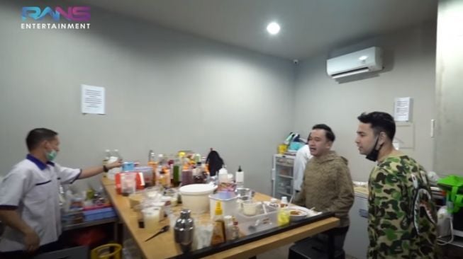 Ruben Onsu tunjukkan dapur untuk meramu makanan untuk bisnisya [YouTube/Rans Entertainment]