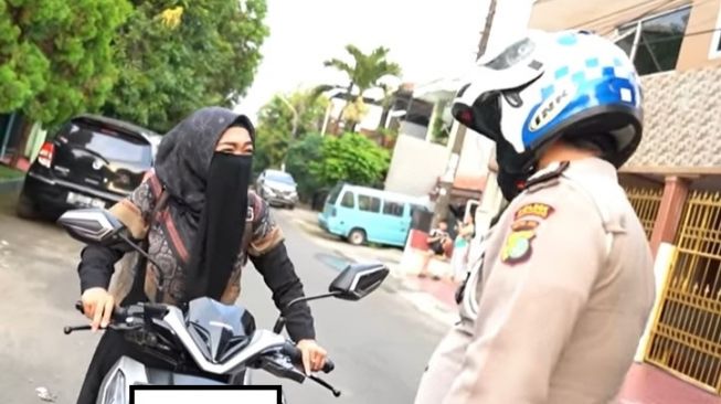 Detik-Detik Ria Ricis Keciduk Polisi di Jalan Raya, Ini Dia Penyebabnya