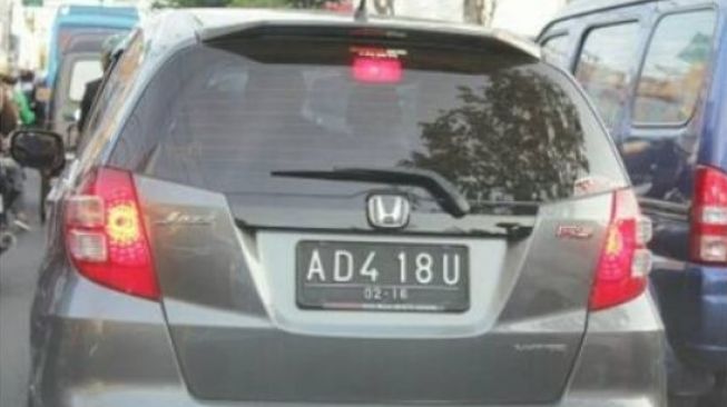 Auto nggak bakal nyalip nih kalau ketemu mobil ini (1cak.com)