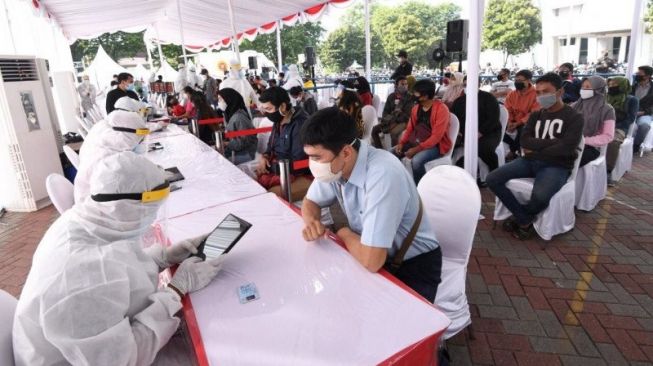 Suasana saat tes cepat massal di hari ke-14 yang digelar di halaman Gedung Juang 45 Surabaya, Kamis (11/06/2020) [ANTARA/HO/FA].