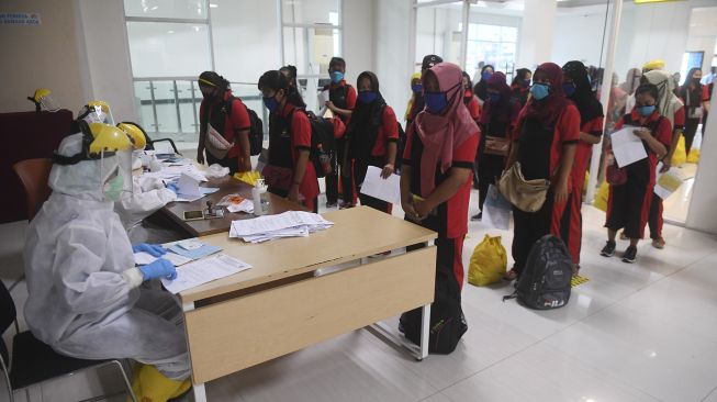 Sejumlah TKI Ilegal yang dipulangkan dari Malaysia mengantre untuk menjalani pemeriksaan kesehatan setibanya di Terminal Penumpang Nusantara Pelabuhan Tanjung Priok, Jakarta, Jumat (12/6). [ANTARA FOTO/Akbar Nugroho Gumay]