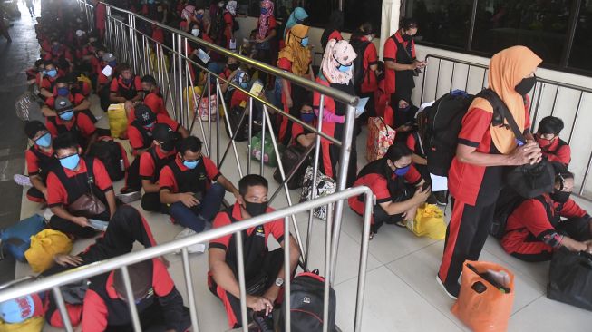 Sejumlah TKI Ilegal yang dipulangkan dari Malaysia menunggu untuk menjalani pemeriksaan kesehatan setibanya di Terminal Penumpang Nusantara Pelabuhan Tanjung Priok, Jakarta, Jumat (12/6). [ANTARA FOTO/Akbar Nugroho Gumay]